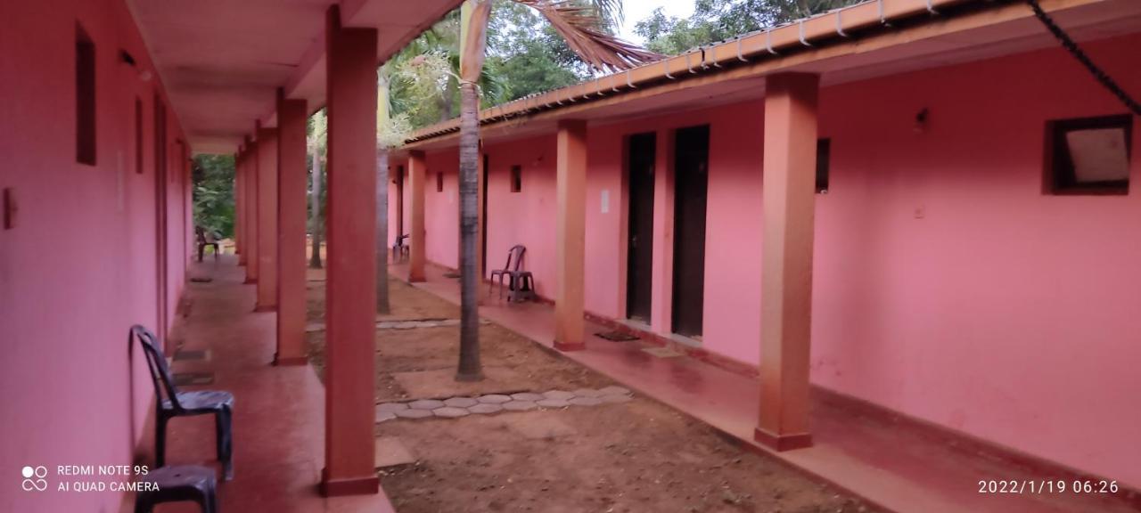 Isuruma Rest Kataragama Buitenkant foto